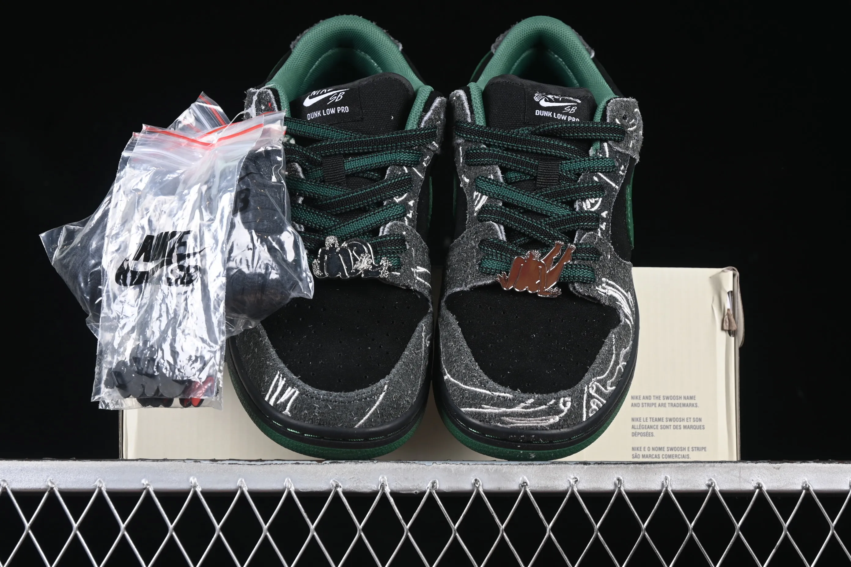All Categories Nk SB Dunk Series Nk SB Dunk Low Low-top Sneakers K Version There Skateboards x Nk SB Dunk Low Graffiti Art Style Joint Model SB Low-top Casual Sneakers HF7743-001